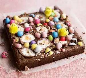 Easter brownie, topped with mini eggs and Easter decorations: delicious easter recipe ideas