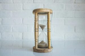 hour glass with sand: make time for your blog guide
