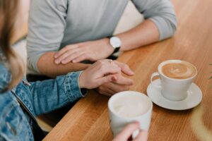 two people having a coffee: tips to strengthen your relationship